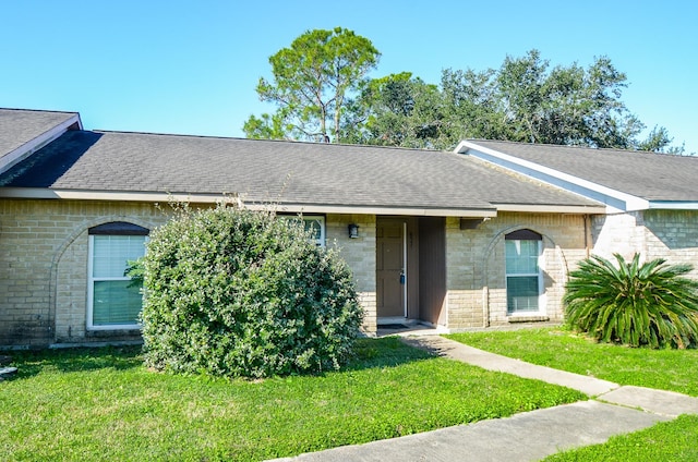 ranch-style home featuring a front lawn