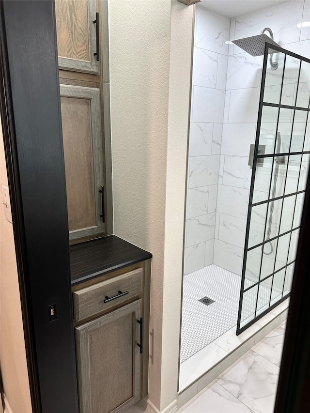 bathroom featuring a tile shower