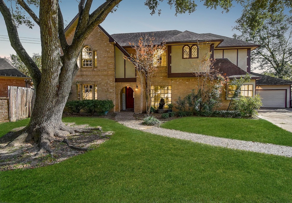 view of front facade featuring a front lawn