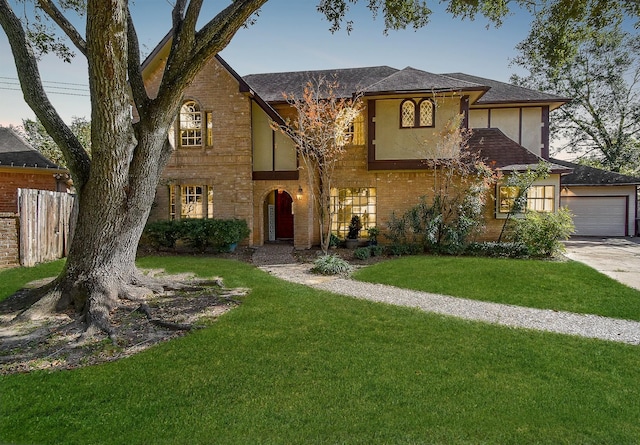 view of front facade featuring a front lawn