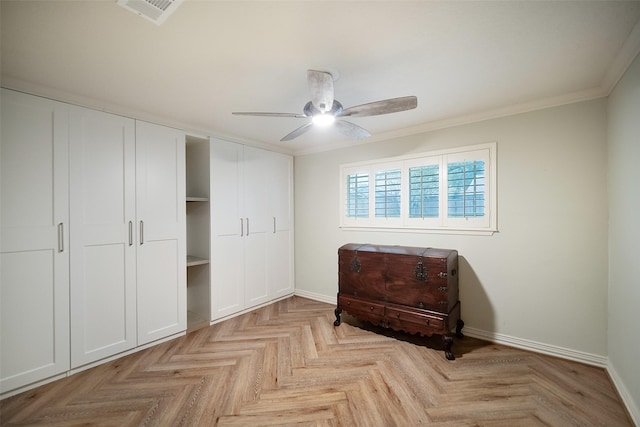 living area featuring crown molding, light parquet floors, and ceiling fan