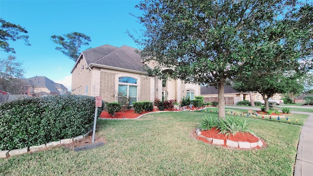 view of front facade featuring a front lawn