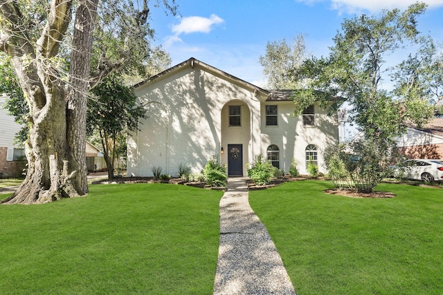 view of front facade featuring a front yard