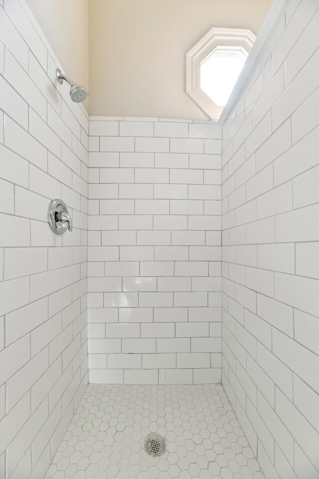 bathroom featuring a tile shower