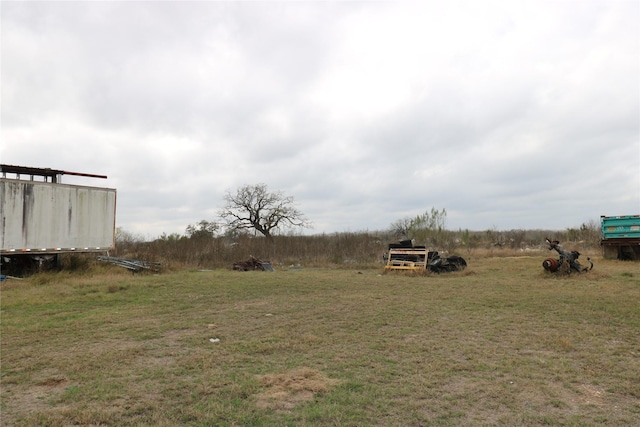 view of yard featuring a rural view