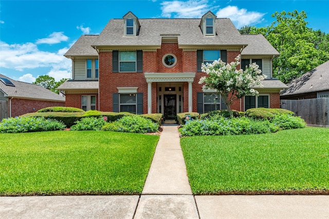 view of front of property featuring a front lawn