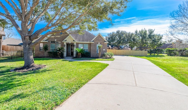 view of front of home featuring a front yard