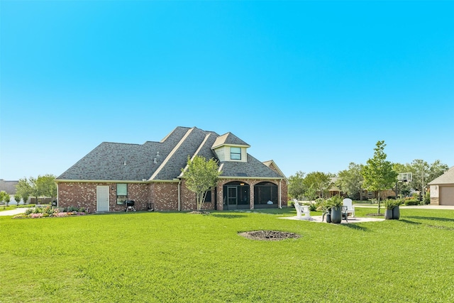 view of front of house featuring a front yard