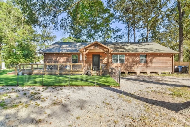 ranch-style home featuring a front lawn