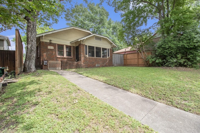 view of front of property featuring a front yard