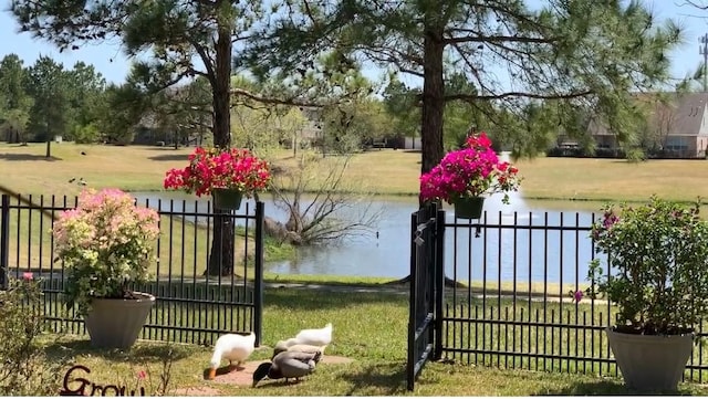 view of yard featuring a water view