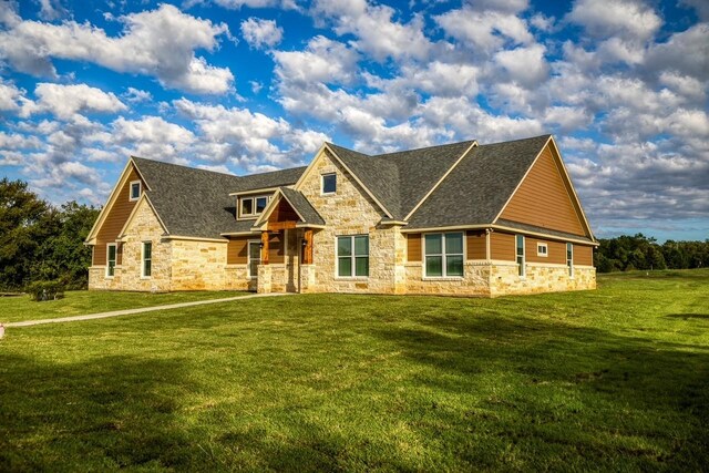 craftsman-style house featuring a front yard