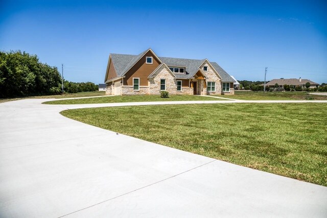 craftsman inspired home featuring a front yard