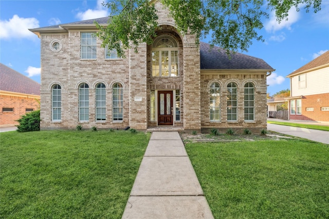 view of front of home featuring a front yard