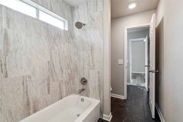 bathroom with tiled shower / bath