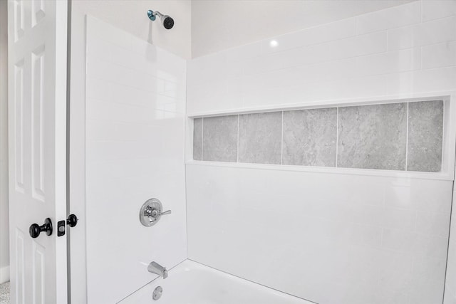 bathroom with tiled shower / bath