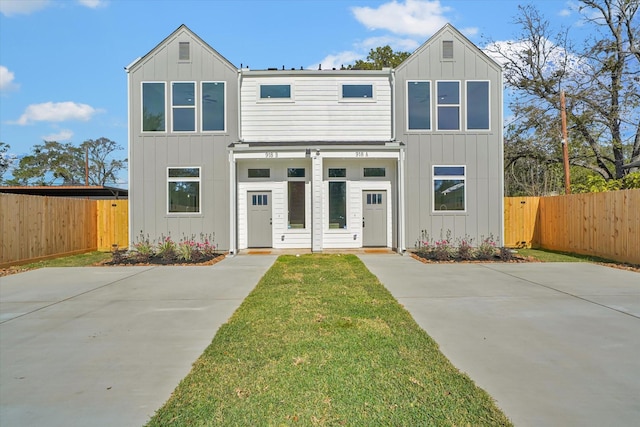 view of front facade featuring a front lawn