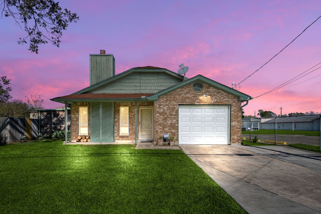 view of front facade with a lawn