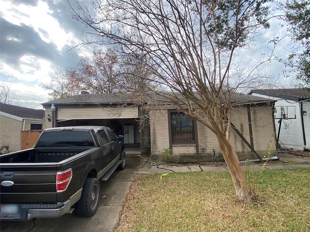 view of front of house with a front lawn