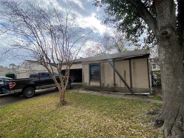 view of front of home with a front lawn