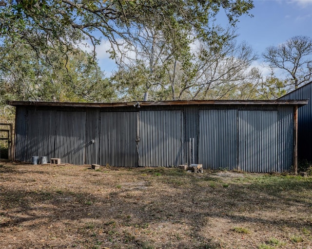 view of yard with an outdoor structure