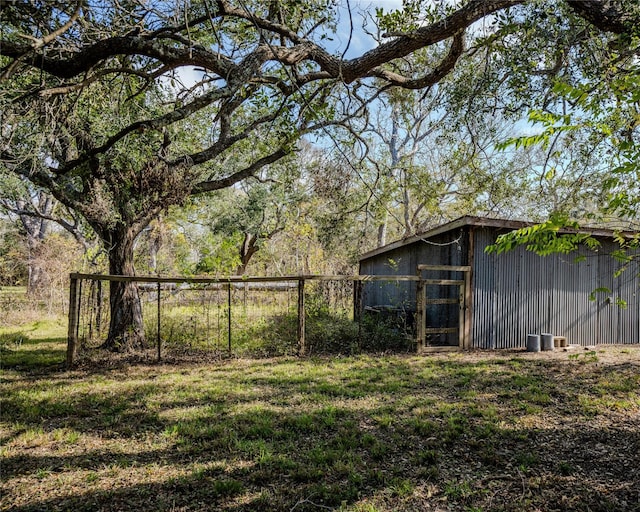 view of yard featuring an outdoor structure