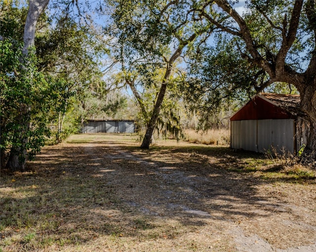 view of yard with an outbuilding