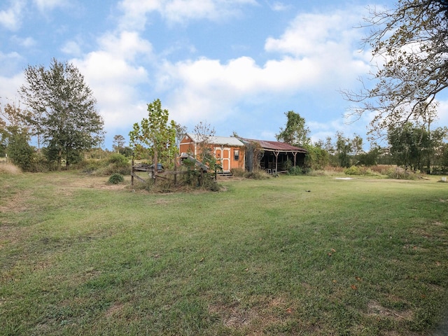 view of yard with an outbuilding