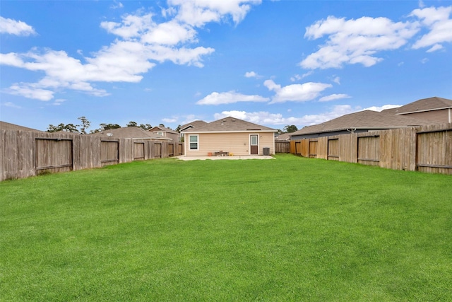 view of yard featuring a patio