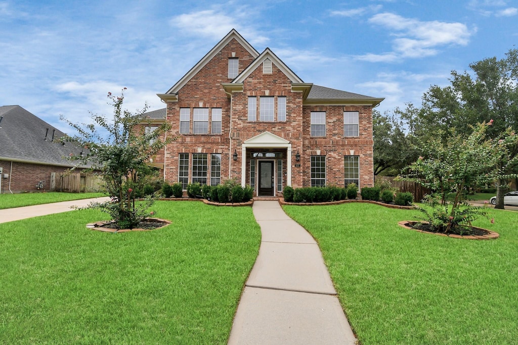 view of front facade with a front yard