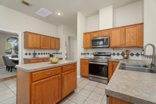 kitchen with light tile patterned floors, visible vents, appliances with stainless steel finishes, and a sink