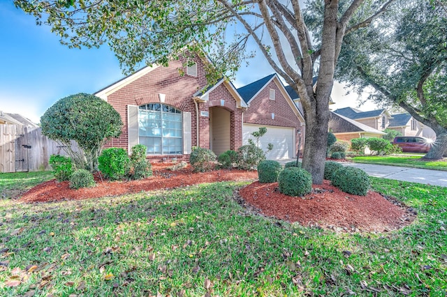 view of front of property featuring a front lawn and a garage