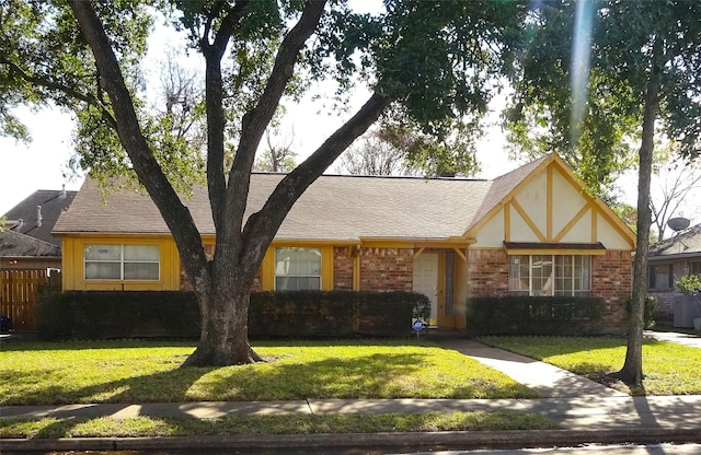 view of front of home featuring a front lawn