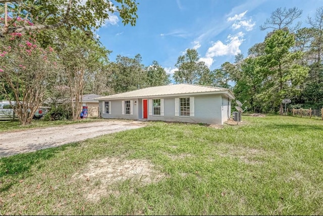 ranch-style home featuring a front lawn