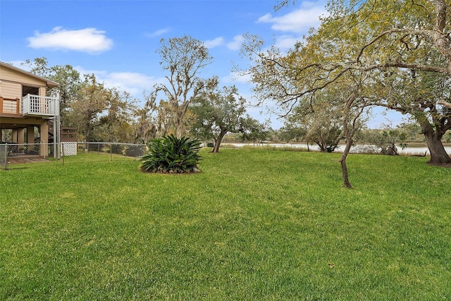 view of yard featuring a water view