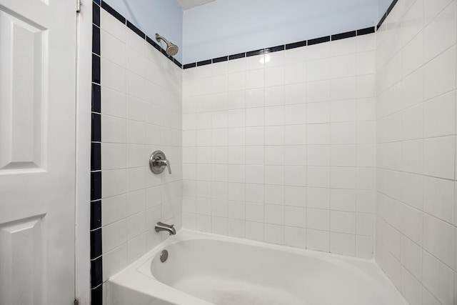 bathroom with tiled shower / bath