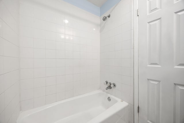 bathroom featuring tiled shower / bath combo