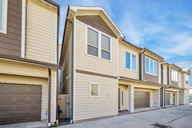 view of front facade featuring a garage