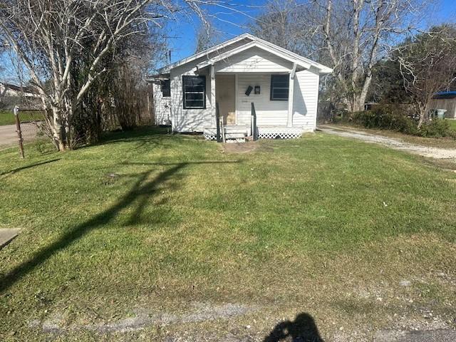 view of front of house featuring a front lawn