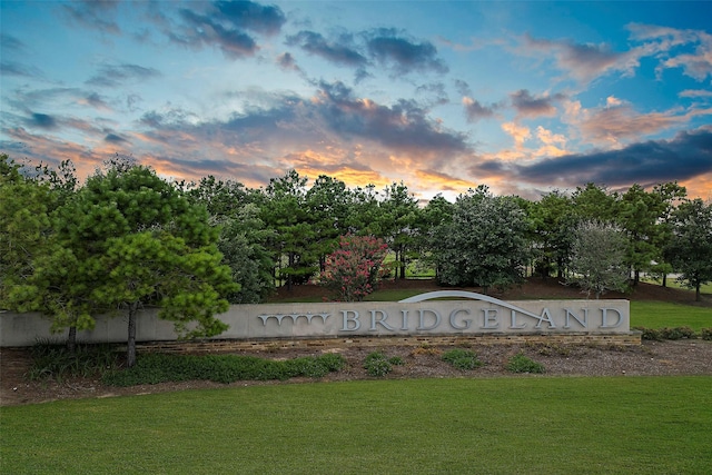 community sign with a yard