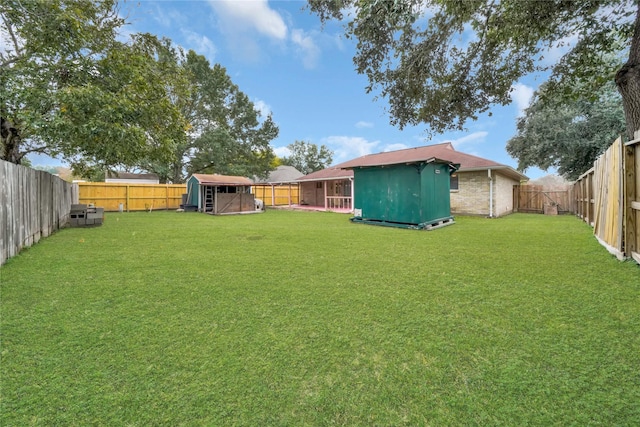 view of yard featuring a storage shed