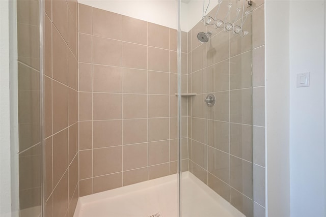 bathroom featuring tiled shower