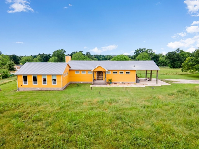 view of front of property featuring a front yard