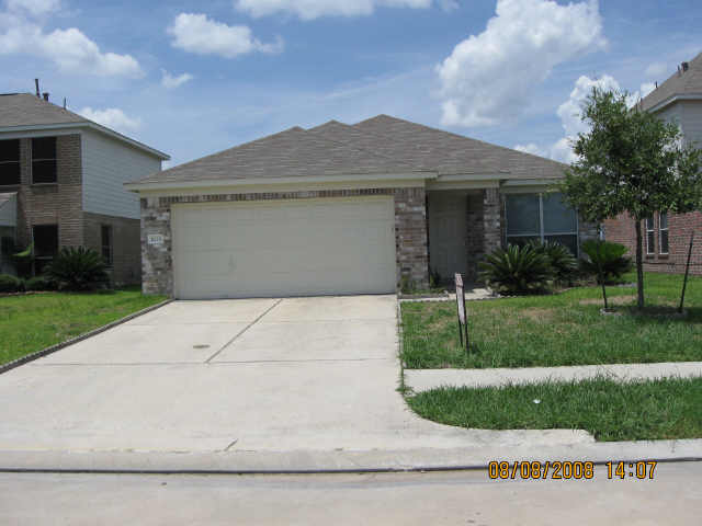 view of front facade featuring a front yard and a garage