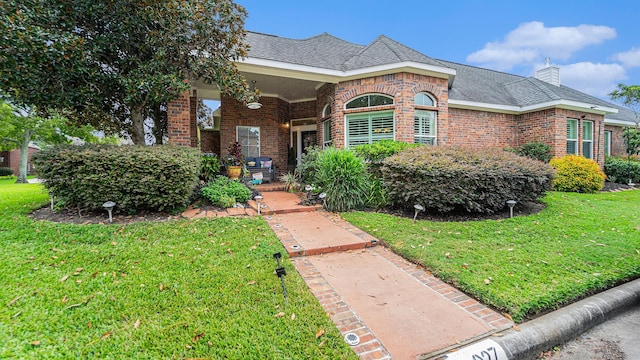 view of front of house featuring a front lawn