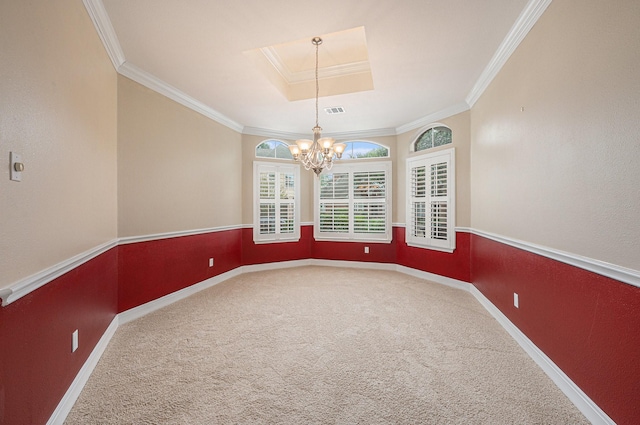 unfurnished room featuring carpet flooring, crown molding, and a notable chandelier