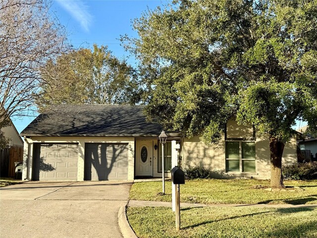 view of front of property featuring a front yard and a garage