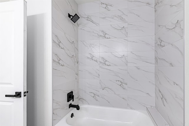 bathroom with tiled shower / bath combo