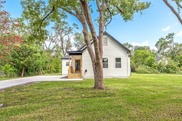 view of front facade with a front yard