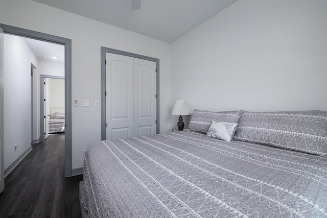 bedroom with a closet, dark wood-type flooring, and ceiling fan